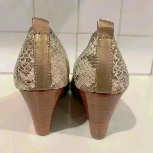 Sofft Brown/ Tan Snake Print Gold Buckle Camira Leather Wedge Peptone Size 6 EUC - Picture 5 of 7
